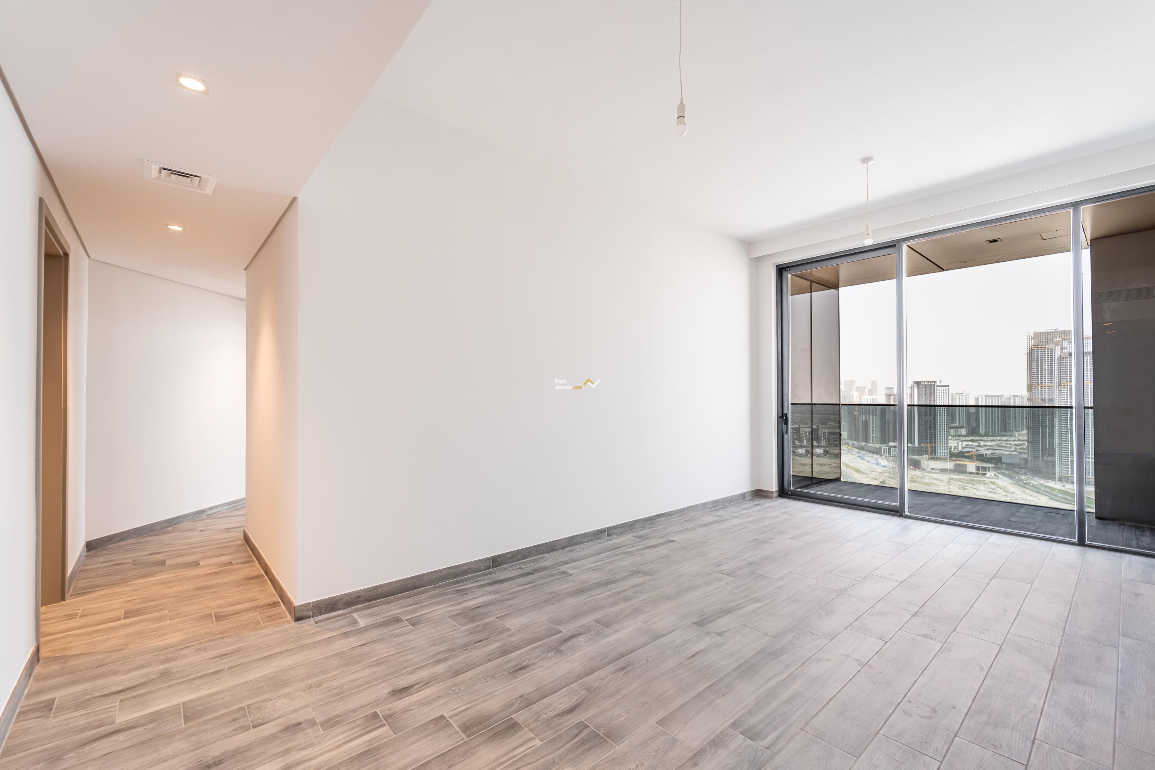 Mid Floor | Corner Unit | Closed Kitchen