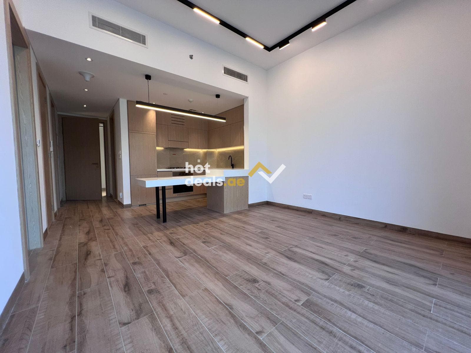 SPACIOUS LAYOUT | ELLINGTON | PLUS MAID | LOW-RISE